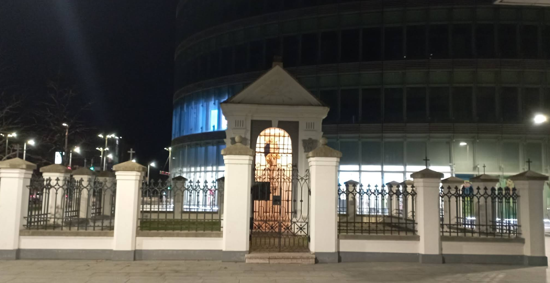Osijek - Eszék - Kapelica Kamenitog križa, Žalosna kapelica - Kőkereszt-kápolna/A bánat kápolnája, benne kőfeszület