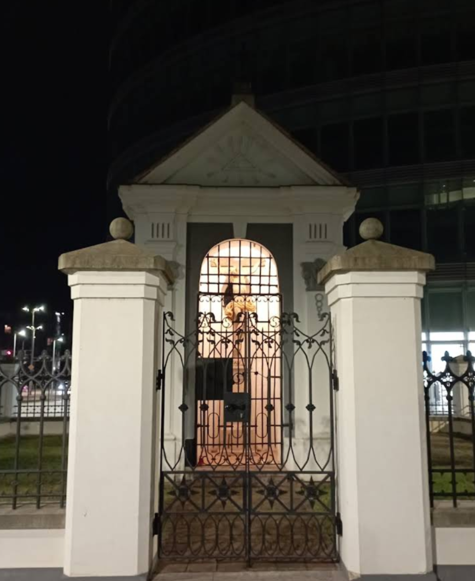 Osijek - Eszék - Kapelica Kamenitog križa, Žalosna kapelica - Kőkereszt-kápolna/A bánat kápolnája, benne kőfeszület