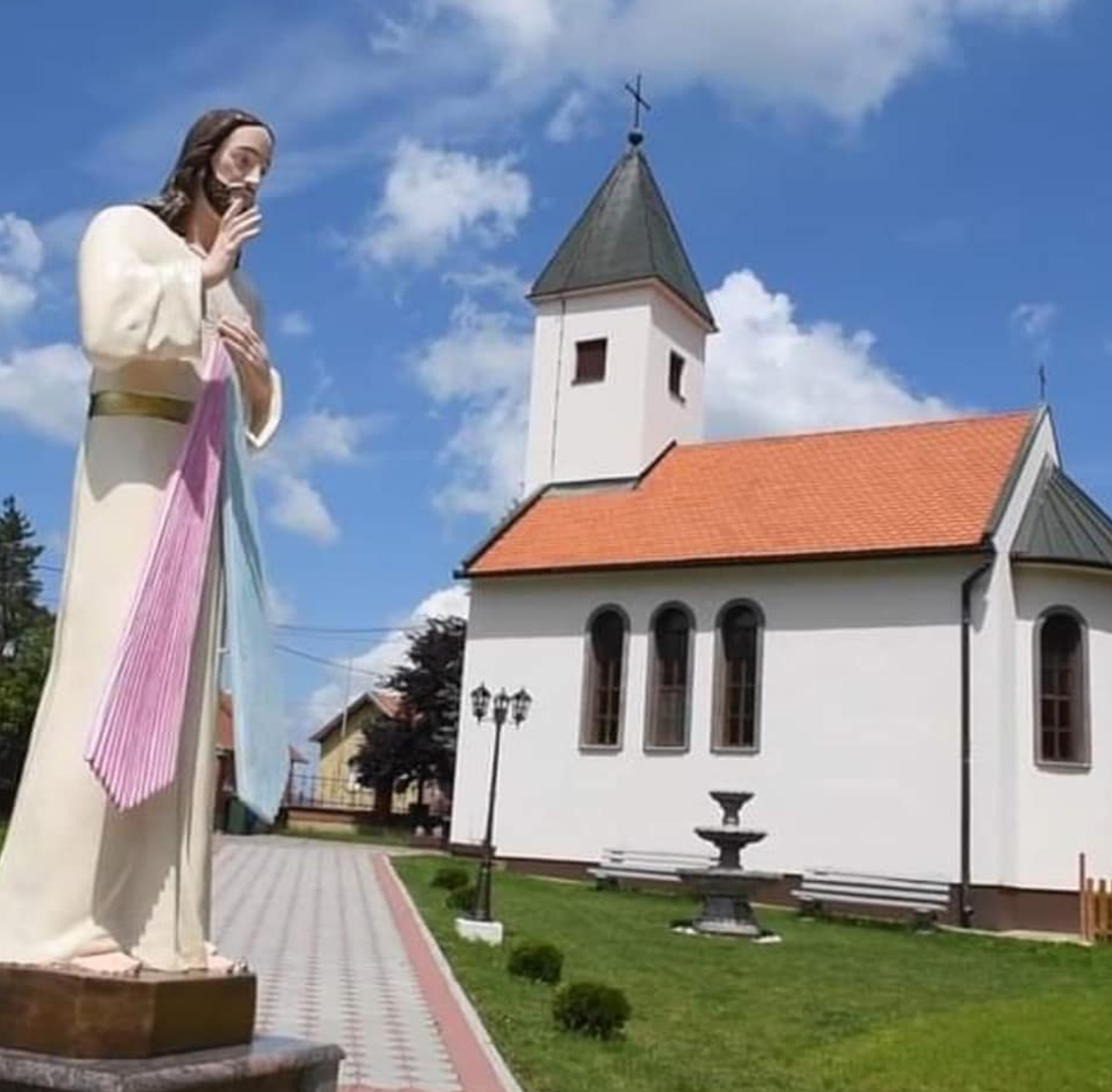 Ovčara - Crkva Blažene Djevice Marije (BDM) Kraljice, Svetište Božjeg milosrđa - Isteni Irgalmasság-szentély