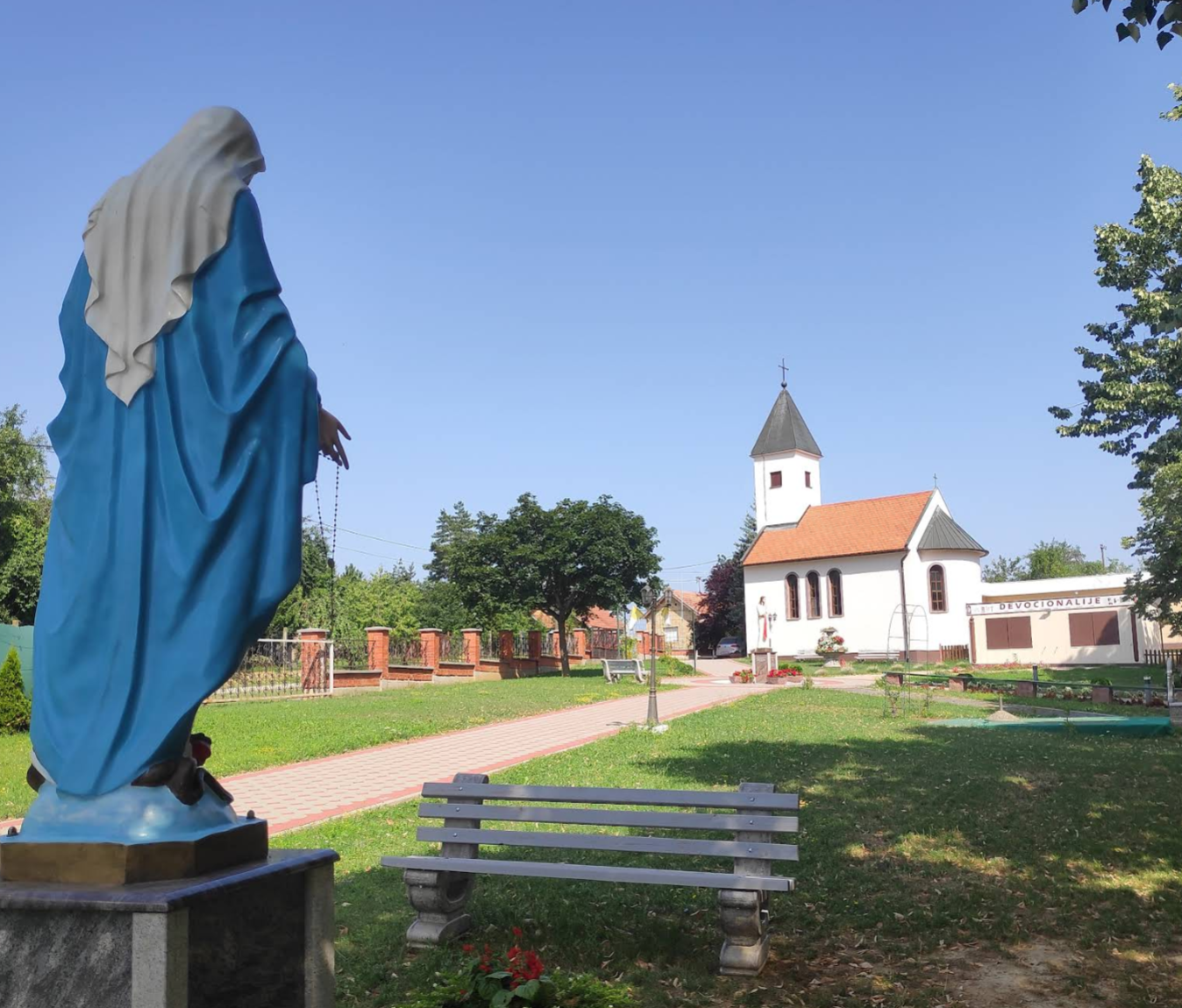 Ovčara - Crkva Blažene Djevice Marije (BDM) Kraljice, Svetište Božjeg milosrđa - Isteni Irgalmasság-szentély