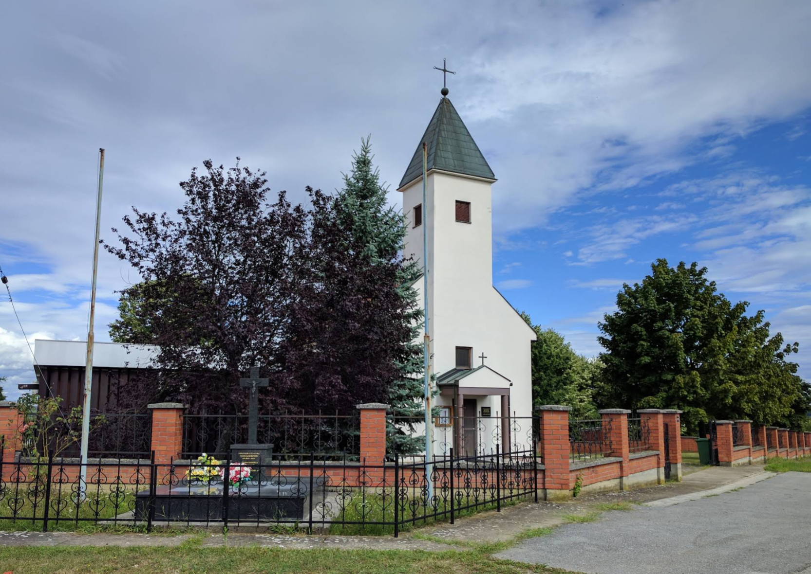 Ovčara - Crkva Blažene Djevice Marije (BDM) Kraljice, Svetište Božjeg milosrđa - Isteni Irgalmasság-szentély