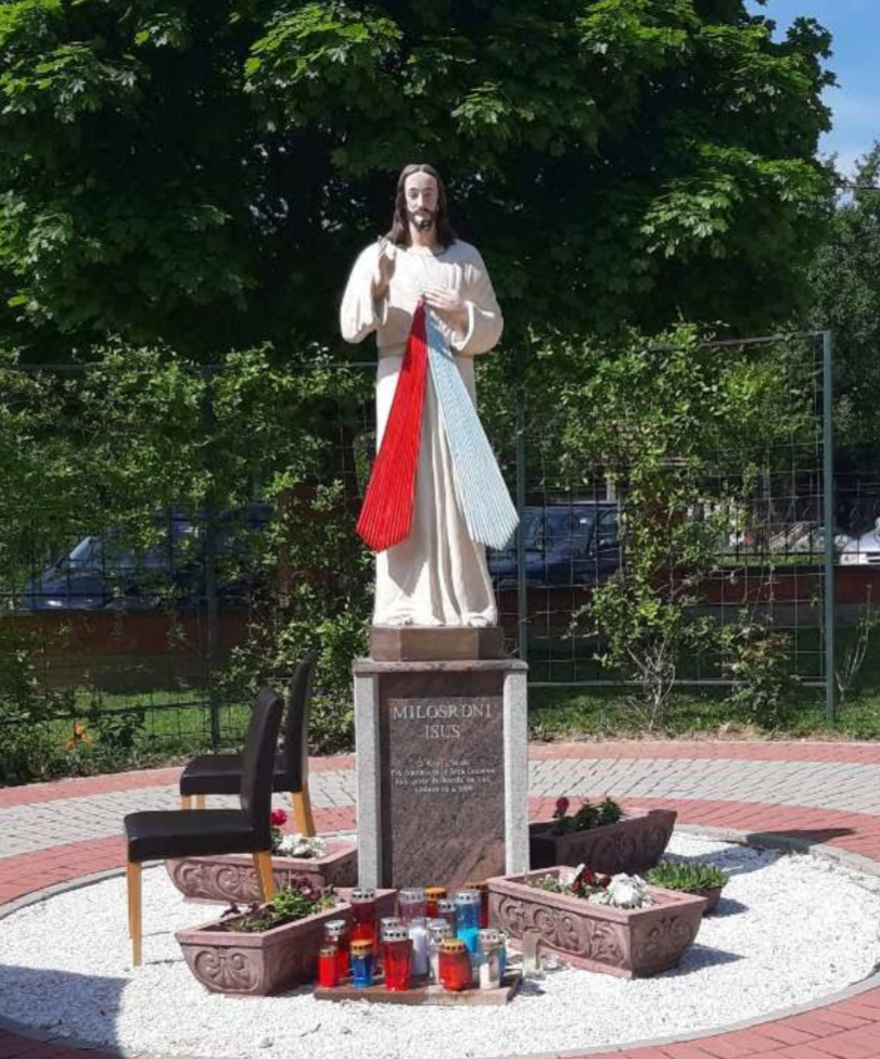 Ovčara - Crkva Blažene Djevice Marije (BDM) Kraljice, Svetište Božjeg milosrđa - Isteni Irgalmasság-szentély