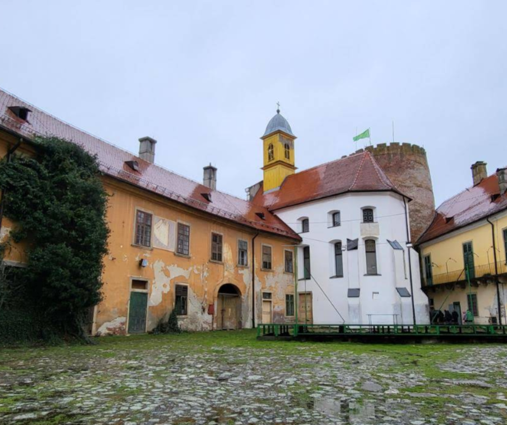 Valpovo - Valpó - dvorska kapela Svetog Trojstva - Szentháromság-kastélykápolna