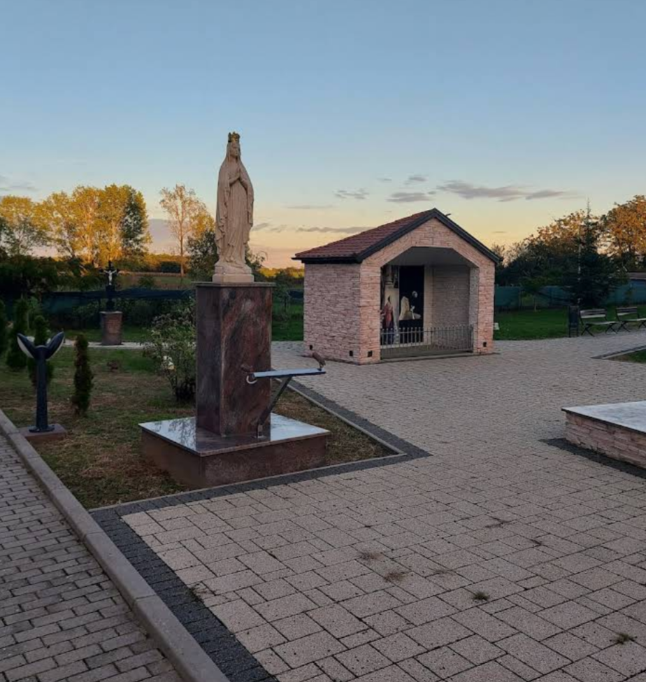 Vrbica - Verbice - Poklonac - nyitott kápolna és mellette Szűz Mária-szobor