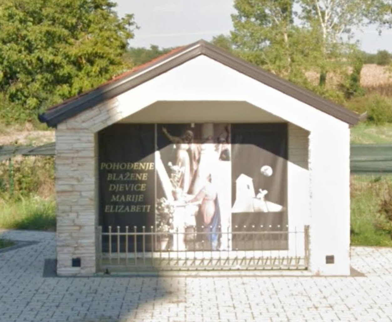 Vrbica - Verbice - Poklonac - nyitott kápolna és mellette Szűz Mária-szobor