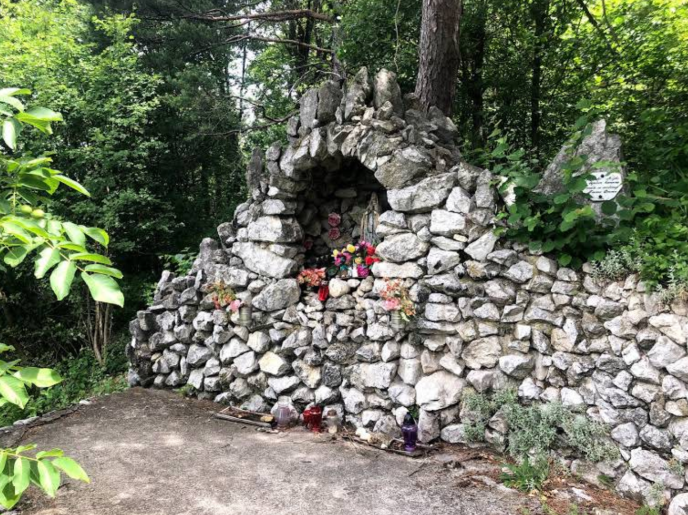 Kamena Gorica - Spomenik Nebeskoj Majci u bijelom kamenu - Lourdes-i barlang, fehér kőből készült Mennyei Anya-szobor