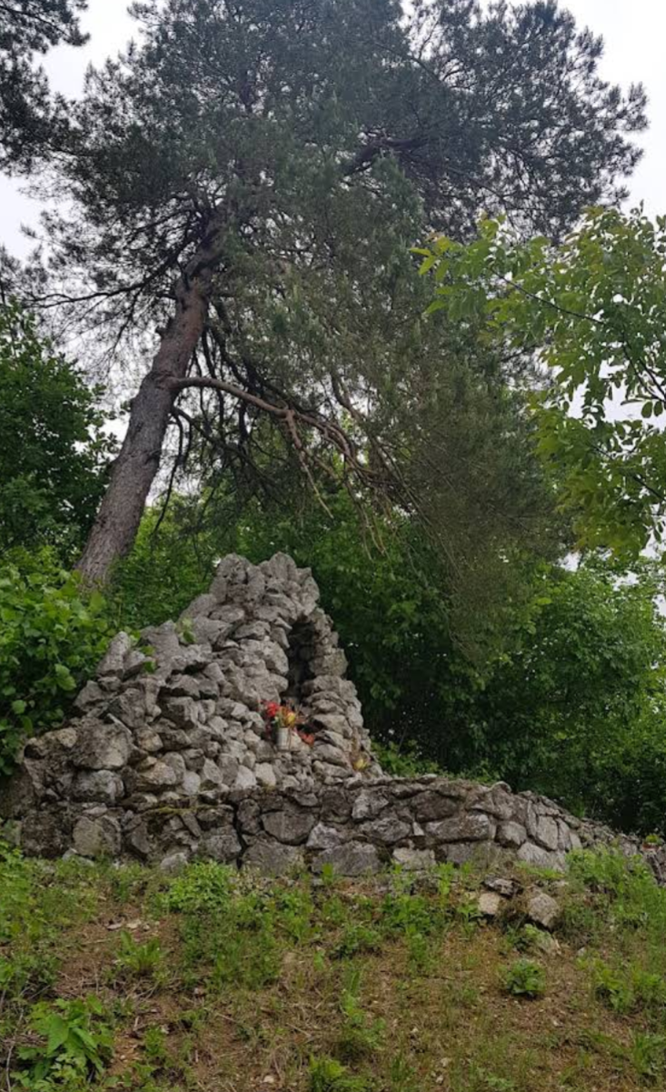 Kamena Gorica - Spomenik Nebeskoj Majci u bijelom kamenu - Lourdes-i barlang, fehér kőből készült Mennyei Anya-szobor