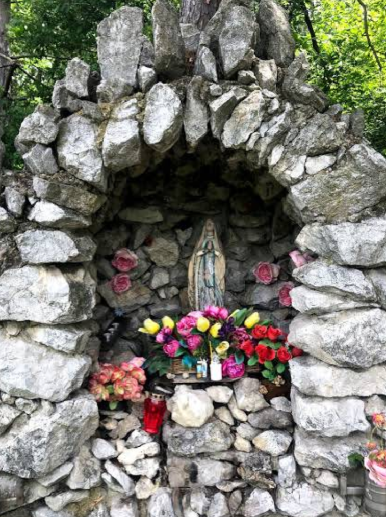 Kamena Gorica - Spomenik Nebeskoj Majci u bijelom kamenu - Lourdes-i barlang, fehér kőből készült Mennyei Anya-szobor