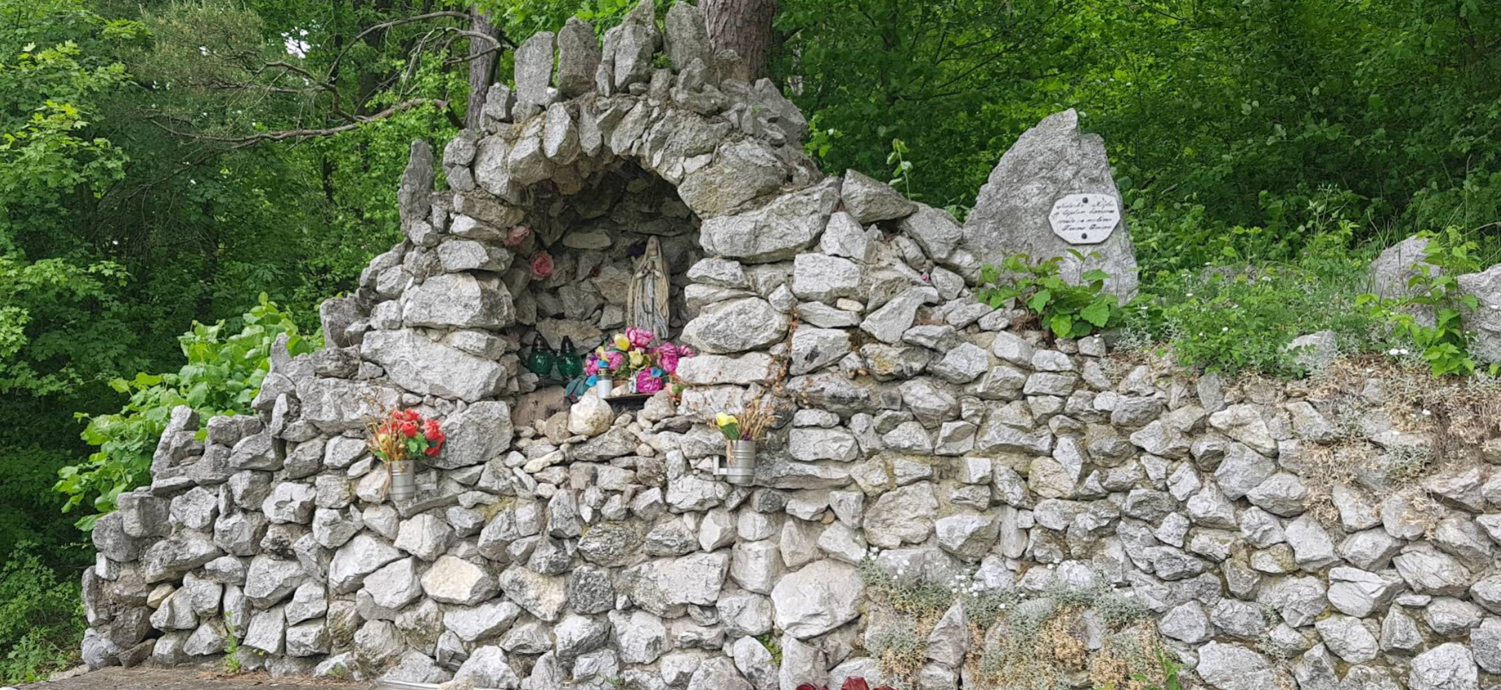 Kamena Gorica - Spomenik Nebeskoj Majci u bijelom kamenu - Lourdes-i barlang, fehér kőből készült Mennyei Anya-szobor