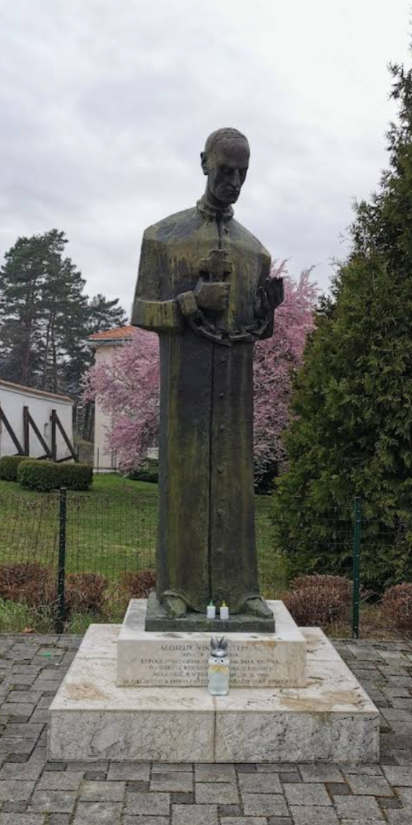 Lepoglava - Spomenik Blaženi Alojzija Stepinca - Boldog Aloysius Stepinac-szobor a kolostor/templom mellett
