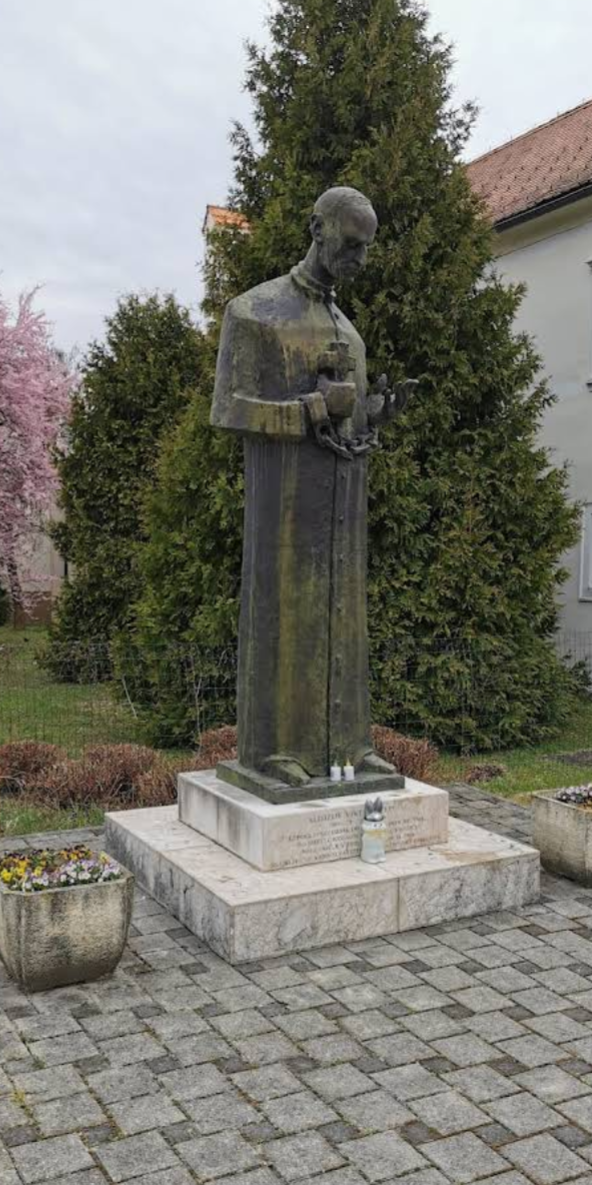 Lepoglava - Spomenik Blaženi Alojzija Stepinca - Boldog Aloysius Stepinac-szobor a kolostor/templom mellett