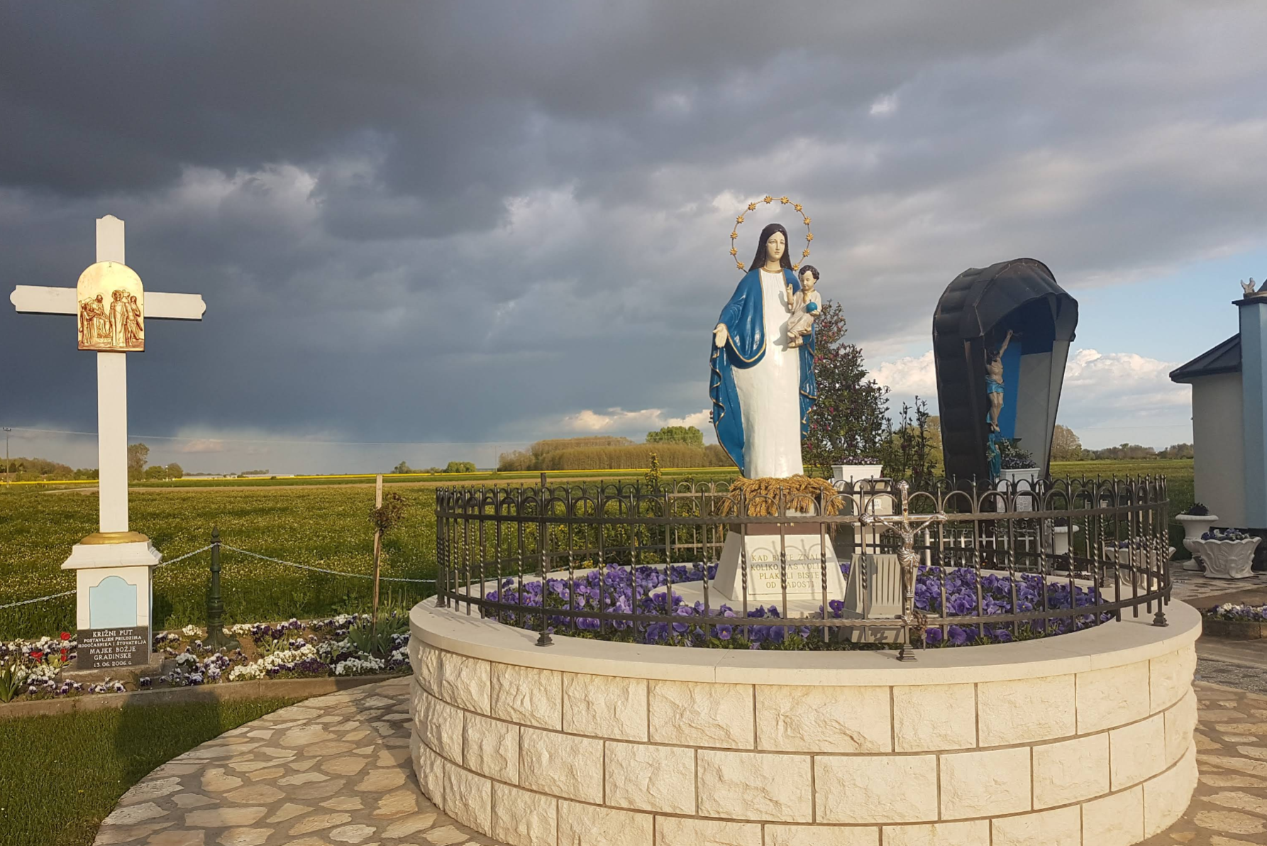 Gradina - Mjesto ukazanja Gospe Gradinske - Gradinai Szűzanya jelenésének helye
