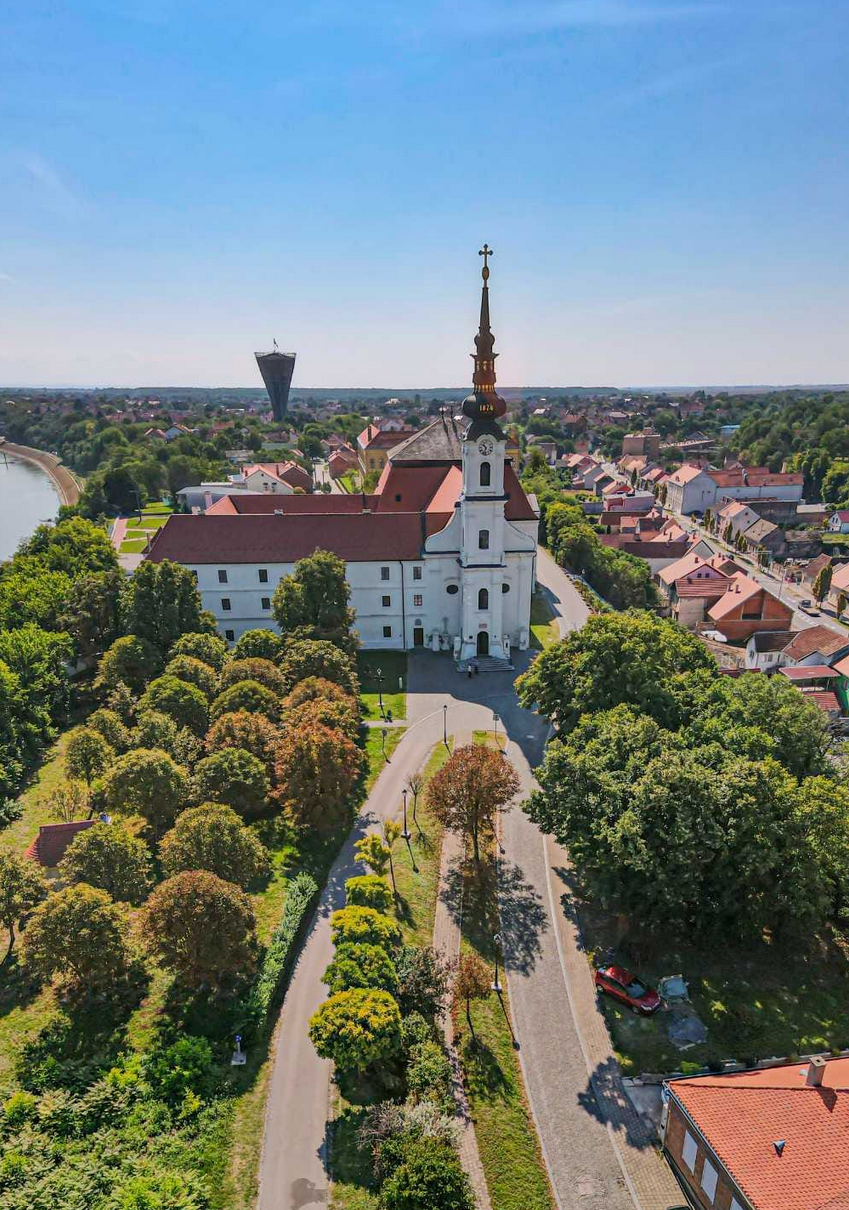 Vukovar - Župna crkva sv. Flipa i Jakova i franjevački samostan - Szent Fülöp és Jakab-plébániatemplom és ferences kolostor