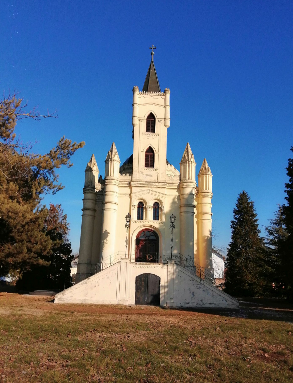 Vukovar - Kapela/mauzolej obitelji Paunović - Paunović családi mauzóleuma/kápolna a temető mellett