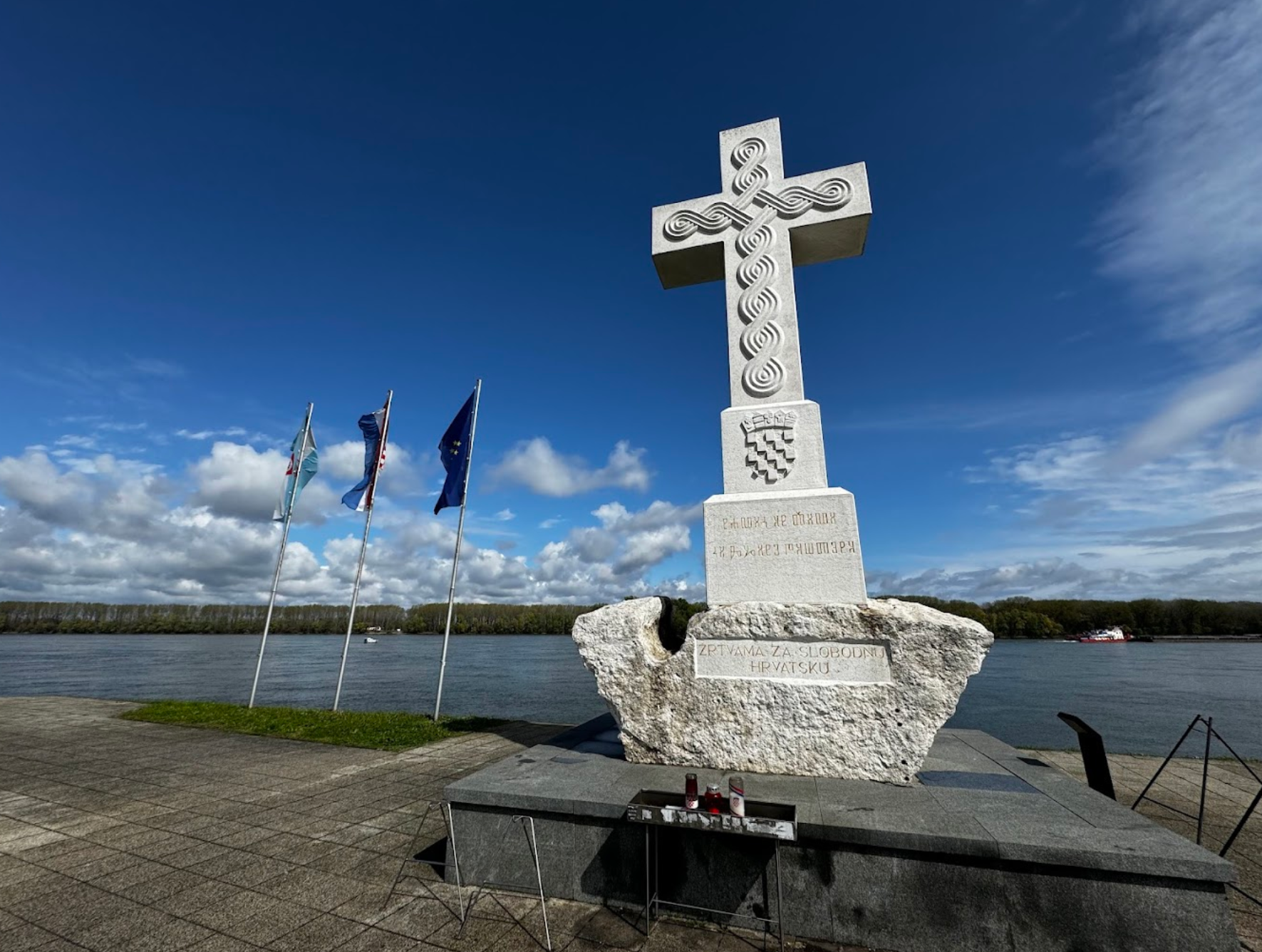 Vukovar - Bijeli križ na ušću rijeke Vuke u Dunav, Spomenik žrtvama za slobodnu Hrvatsku - Fehér márványkereszt a Valkó és a Duna folyók torkolatánál, Vukovár védőinek emlékműve