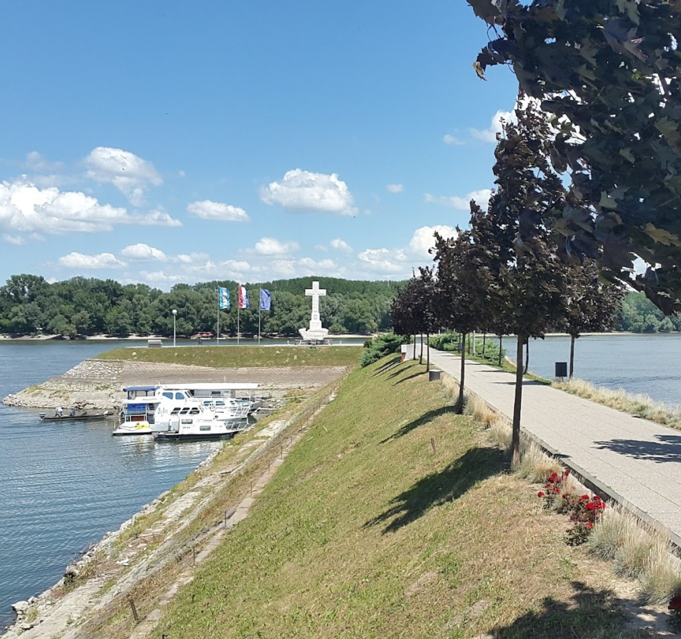 Vukovar - Bijeli križ na ušću rijeke Vuke u Dunav, Spomenik žrtvama za slobodnu Hrvatsku - Fehér márványkereszt a Valkó és a Duna folyók torkolatánál, Vukovár védőinek emlékműve