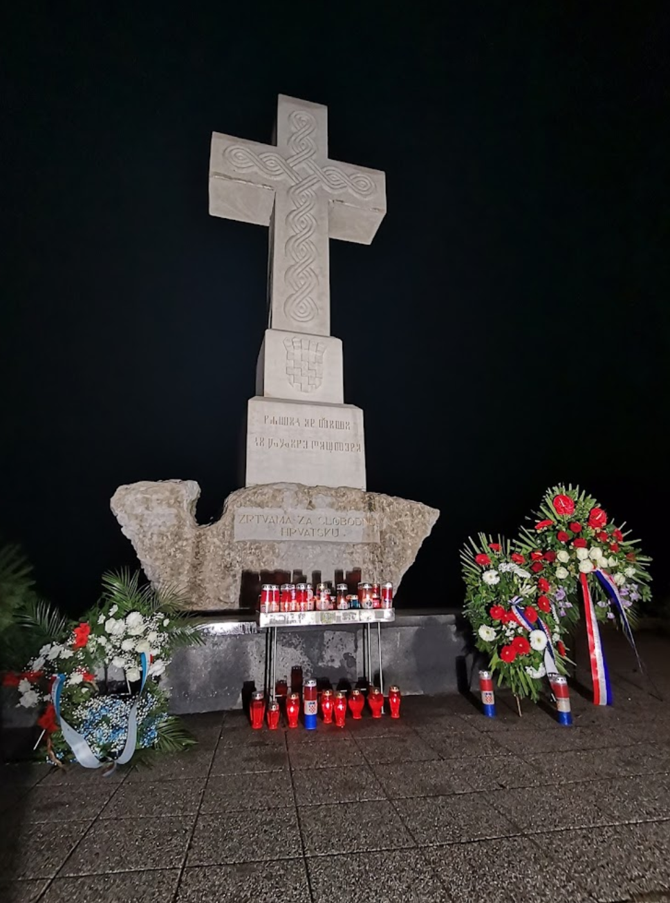 Vukovar - Bijeli križ na ušću rijeke Vuke u Dunav, Spomenik žrtvama za slobodnu Hrvatsku - Fehér márványkereszt a Valkó és a Duna folyók torkolatánál, Vukovár védőinek emlékműve