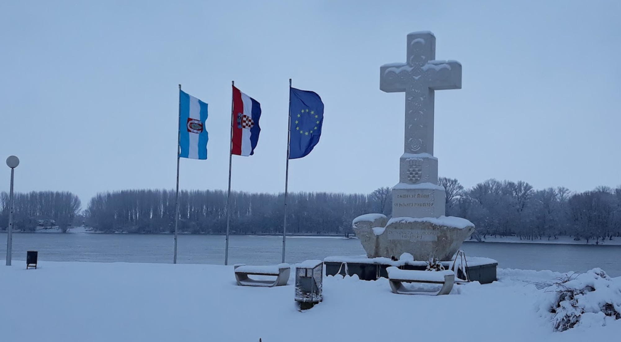 Vukovar - Bijeli križ na ušću rijeke Vuke u Dunav, Spomenik žrtvama za slobodnu Hrvatsku - Fehér márványkereszt a Valkó és a Duna folyók torkolatánál, Vukovár védőinek emlékműve