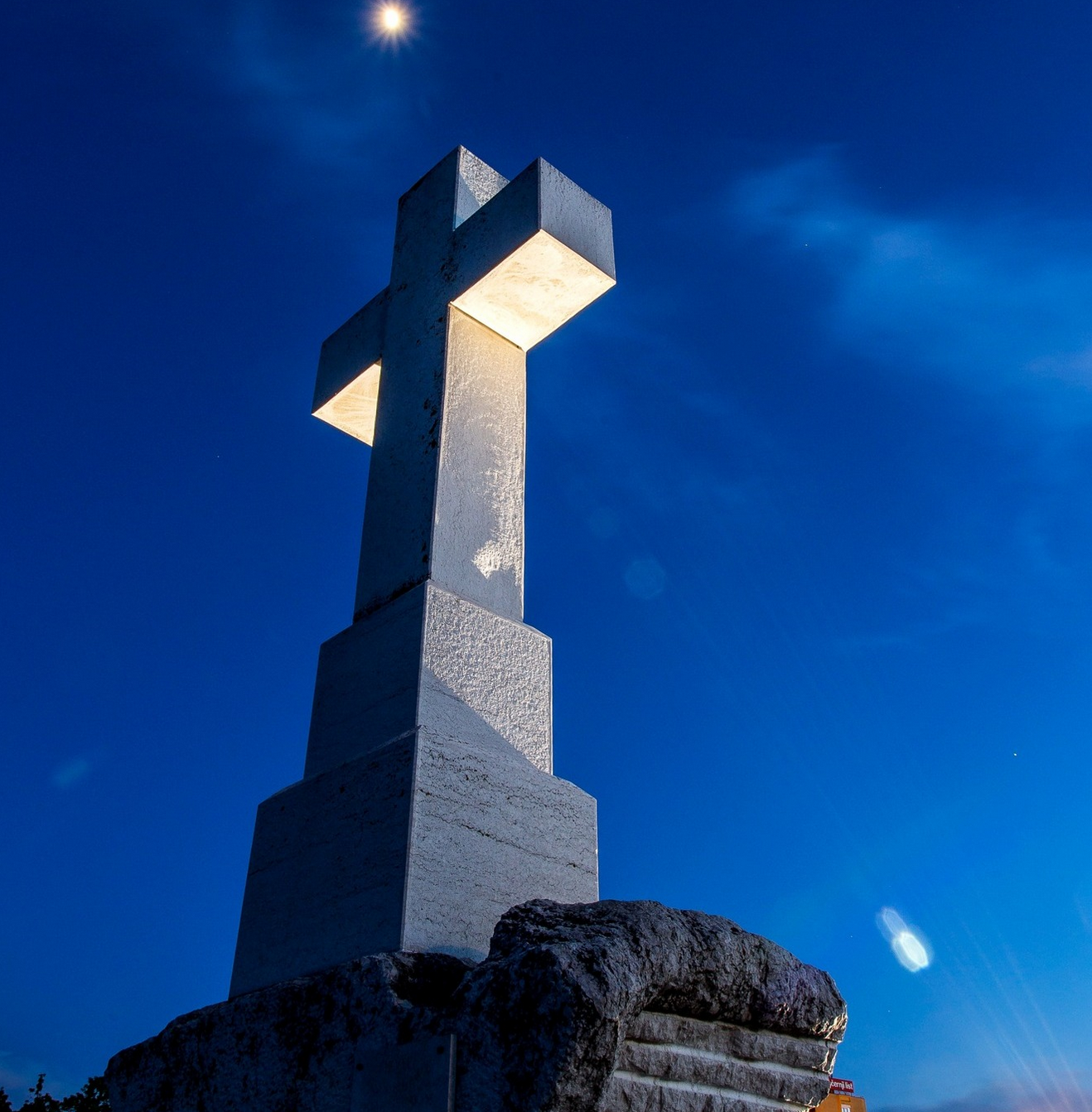 Vukovar - Bijeli križ na ušću rijeke Vuke u Dunav, Spomenik žrtvama za slobodnu Hrvatsku - Fehér márványkereszt a Valkó és a Duna folyók torkolatánál, Vukovár védőinek emlékműve