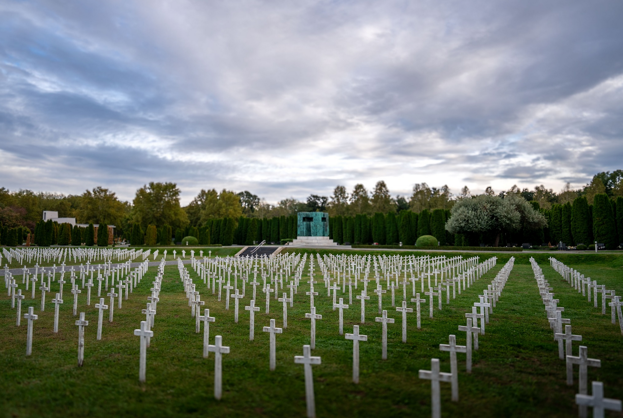 Vukovar - Memorijalno groblje žrtava iz Domovinskog rata - A vukovári népírtás áldozatainak emlékműve