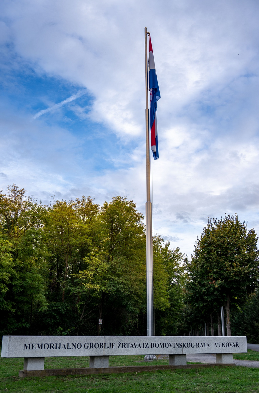 Vukovar - Memorijalno groblje žrtava iz Domovinskog rata - A vukovári népírtás áldozatainak emlékműve
