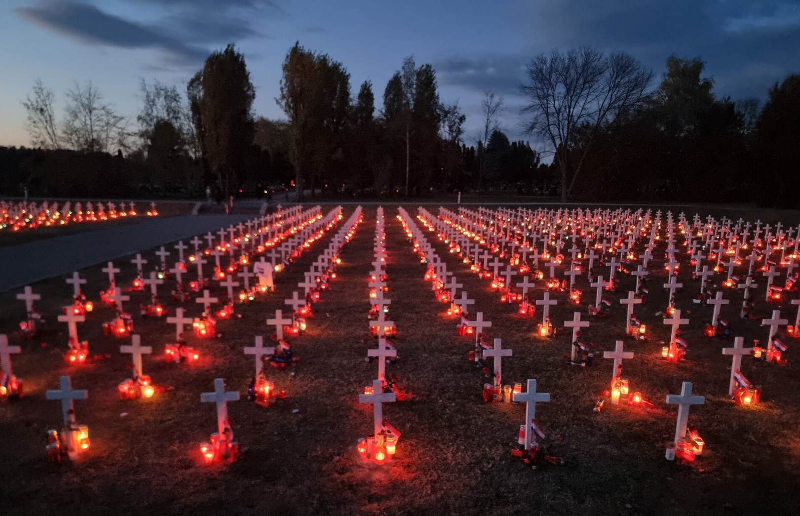 Vukovar - Memorijalno groblje žrtava iz Domovinskog rata - A vukovári népírtás áldozatainak emlékműve