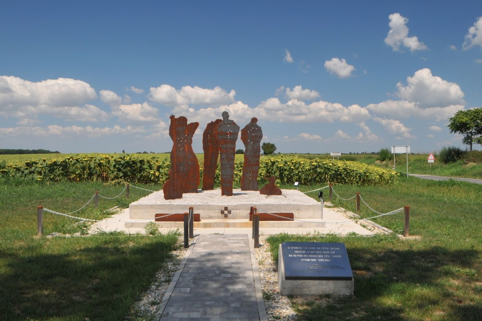 Vukovar - Masovna grobnica Ovčara, spomen dom - Ovčarai tömegsír, emlékház