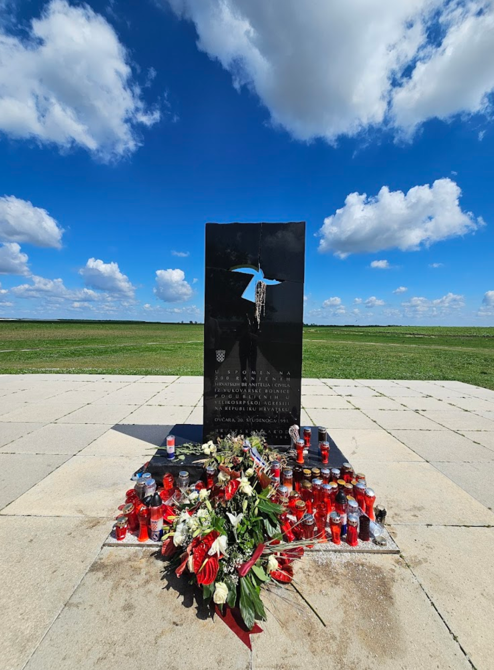 Vukovar - Masovna grobnica Ovčara, spomenik - Ovčarai tömegsír, emlékmű