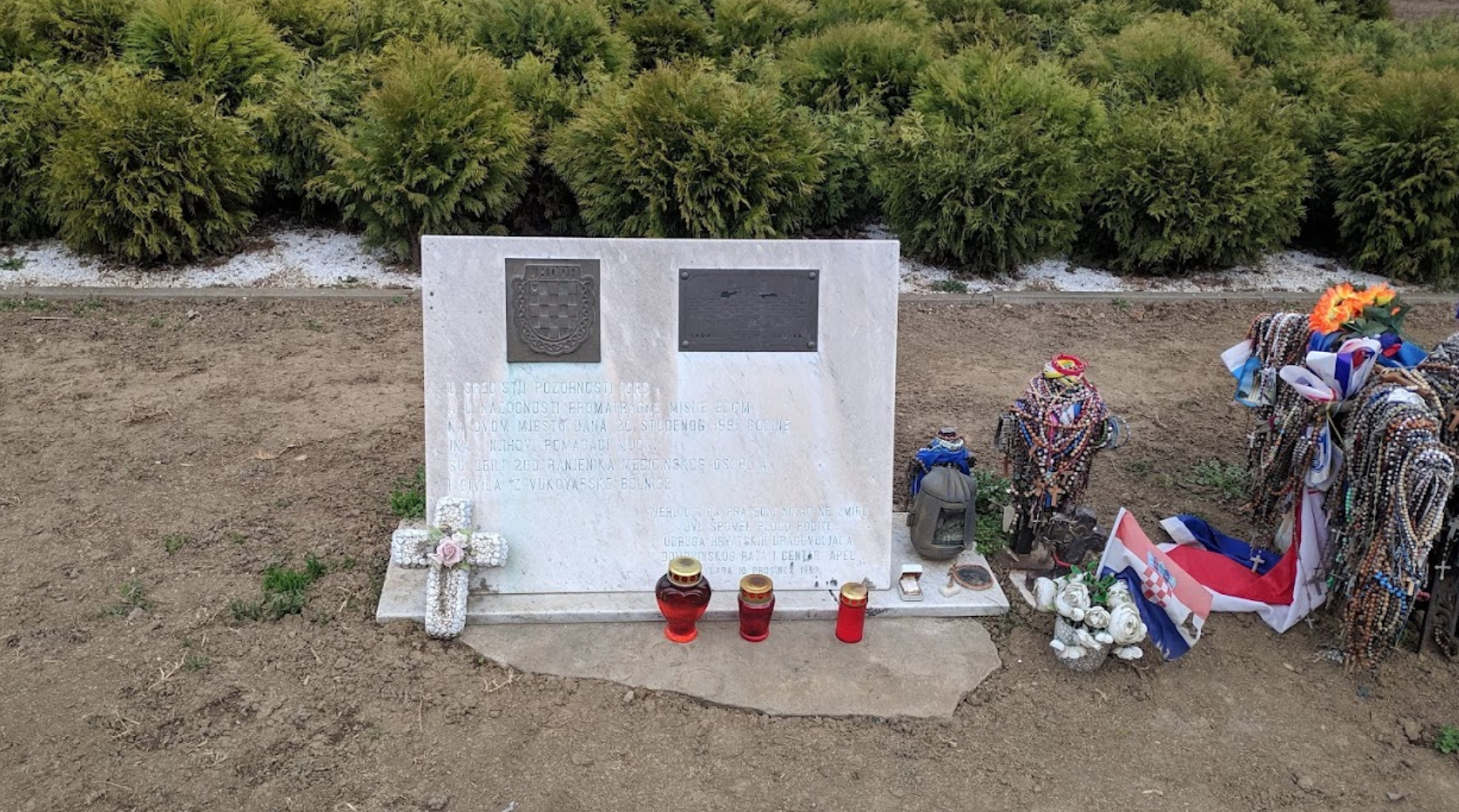Vukovar - Masovna grobnica Ovčara, spomenik - Ovčarai tömegsír, emlékmű