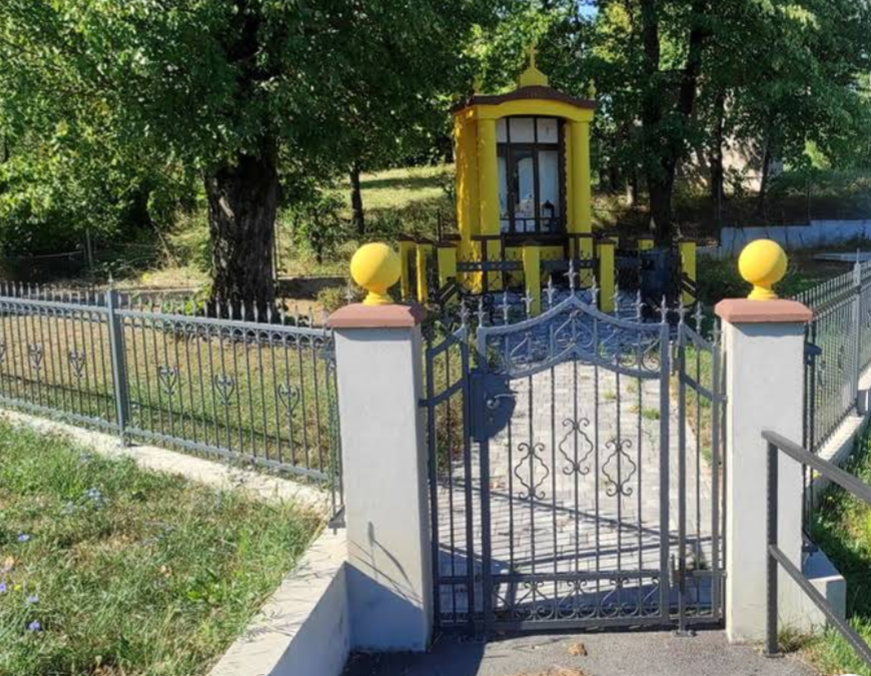 Lužan - Poklonac - útikápolna, benne feszület Mária-szoborral