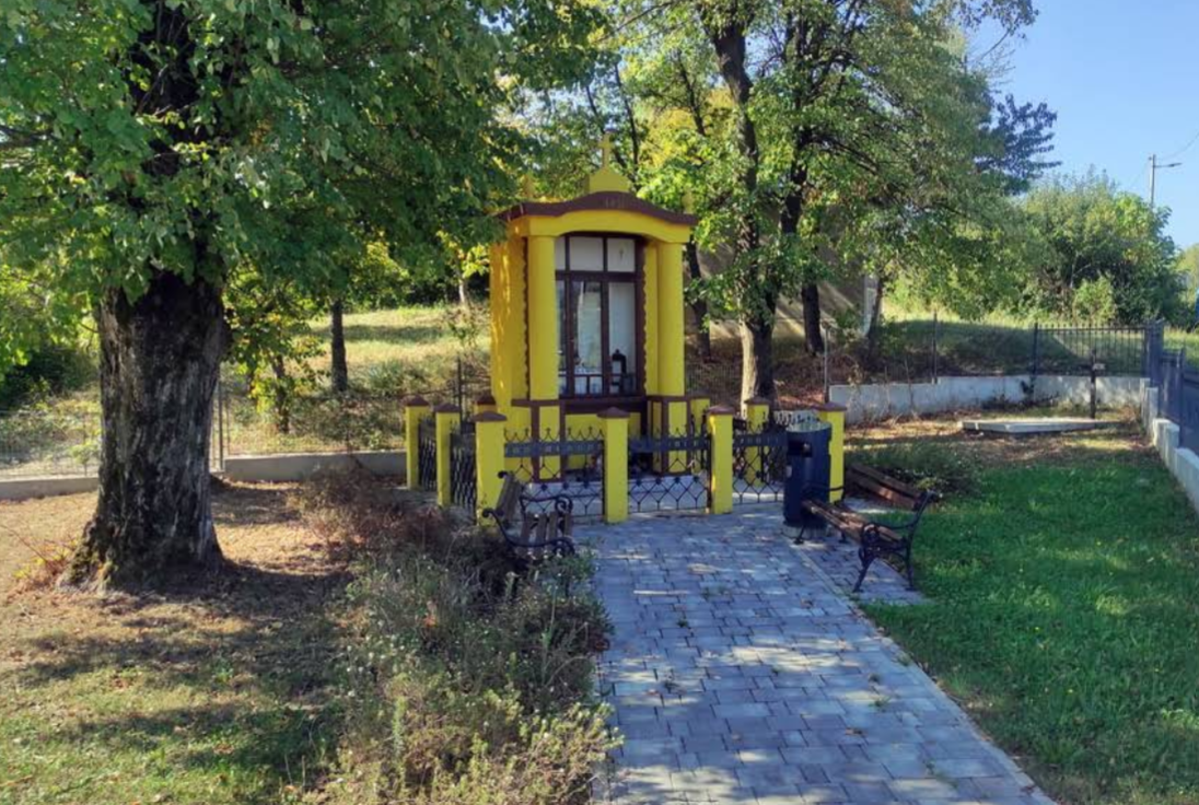 Lužan - Poklonac - útikápolna, benne feszület Mária-szoborral