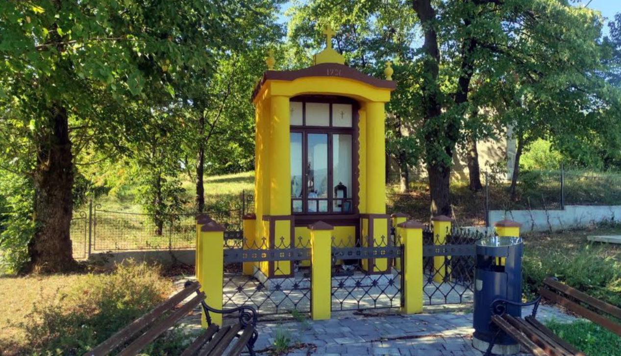 Lužan - Poklonac - útikápolna, benne feszület Mária-szoborral