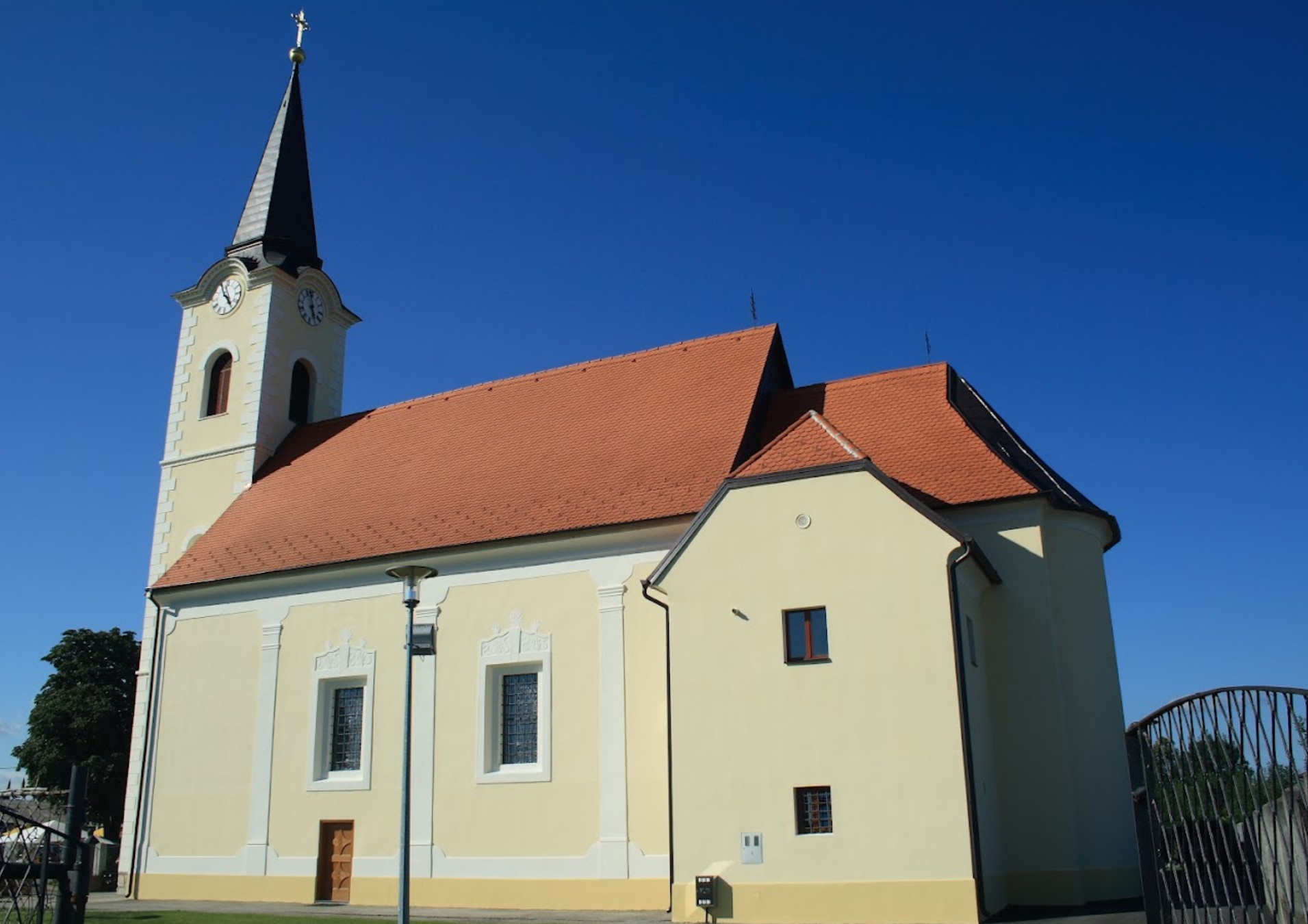 Zagreb, Novi Zagreb – istok - Župna crkva svete Klara - Szent Klára-plébániatemplom