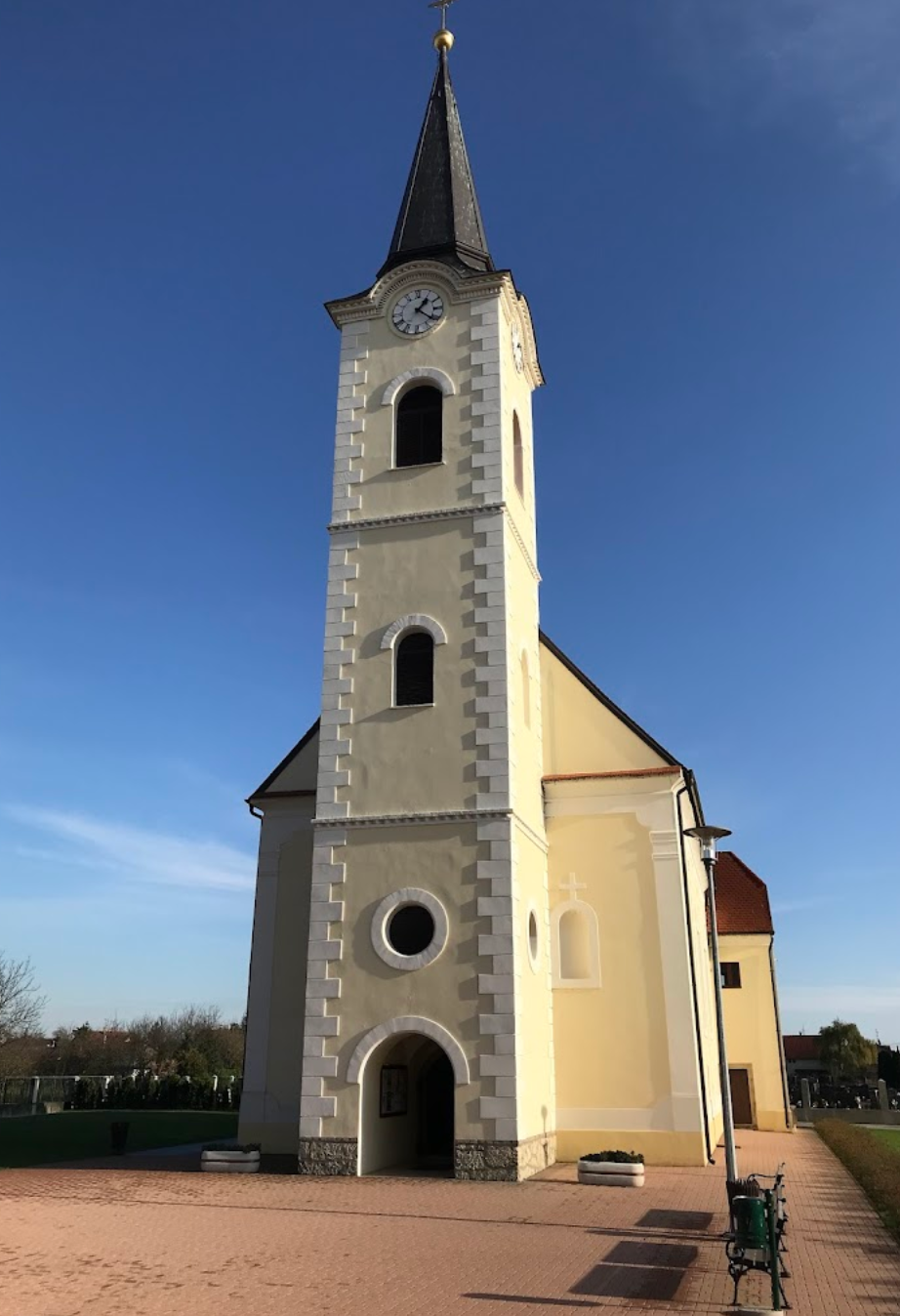 Zagreb, Novi Zagreb – istok - Župna crkva svete Klara - Szent Klára-plébániatemplom