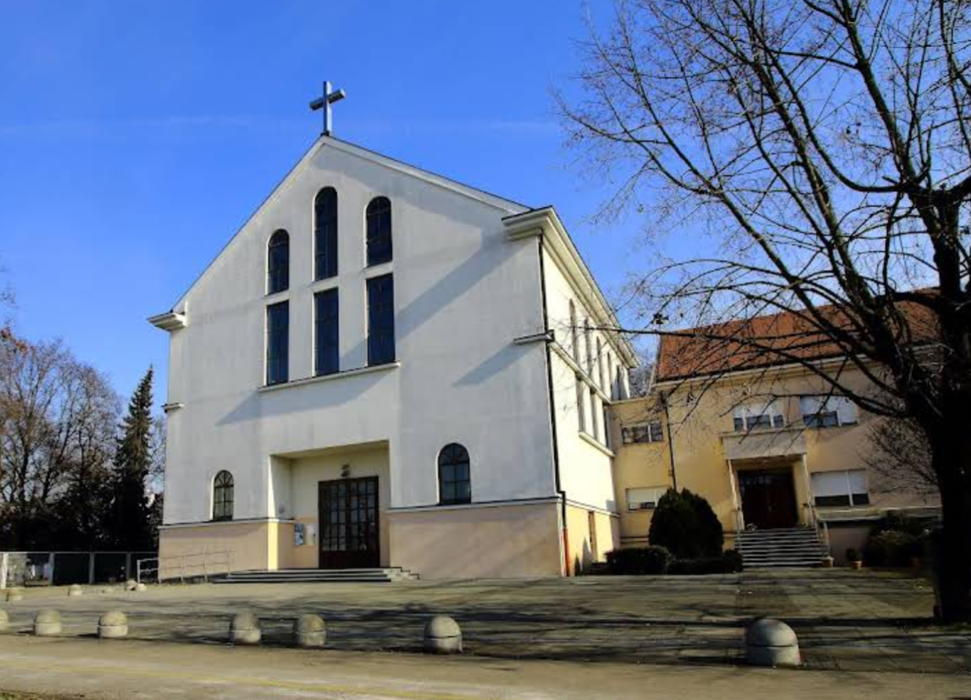 Zagreb, Novi Zagreb – istok - Župna crkva Blažena Djevica Marija kraljice hrvata u Remetincu - Remetineci Boldogságos Szűz Mária a horvátok királynője-plébániatemplom