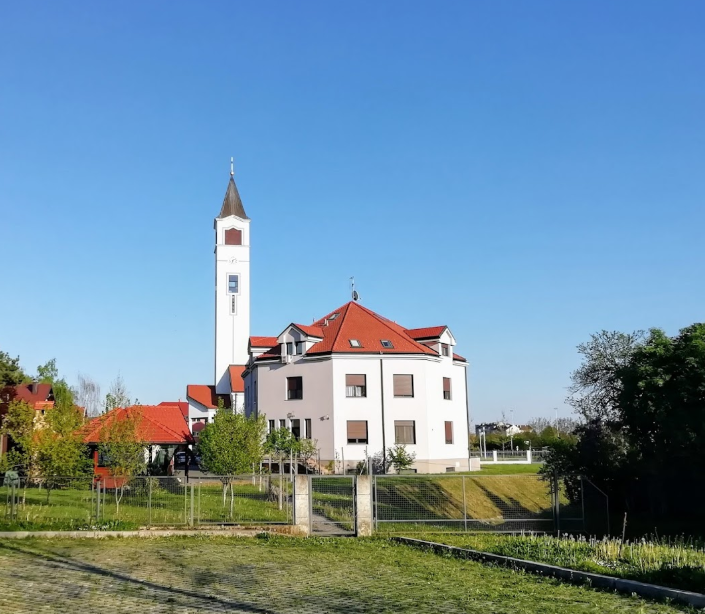 Zagreb, Gornja Dubrava - Župna crkva Blažene Djevice Marije Majke Crkve i sv. Maksimilijana Kolbea - Boldogságos Szűz Mária, az Egyház Anyja és Szent Maximilian Kolbe-plébániatemplom