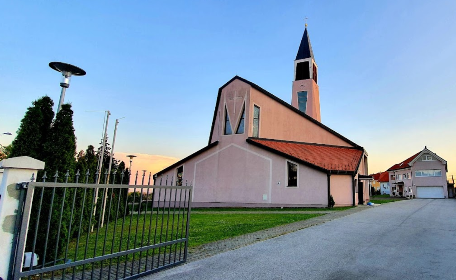 Zagreb, Gornja Dubrava - Župna crkva Blažene Djevice Marije (BDM) Kraljica mira - Boldogságos Szűz Mária, a Béke királynője-plébániatemplom