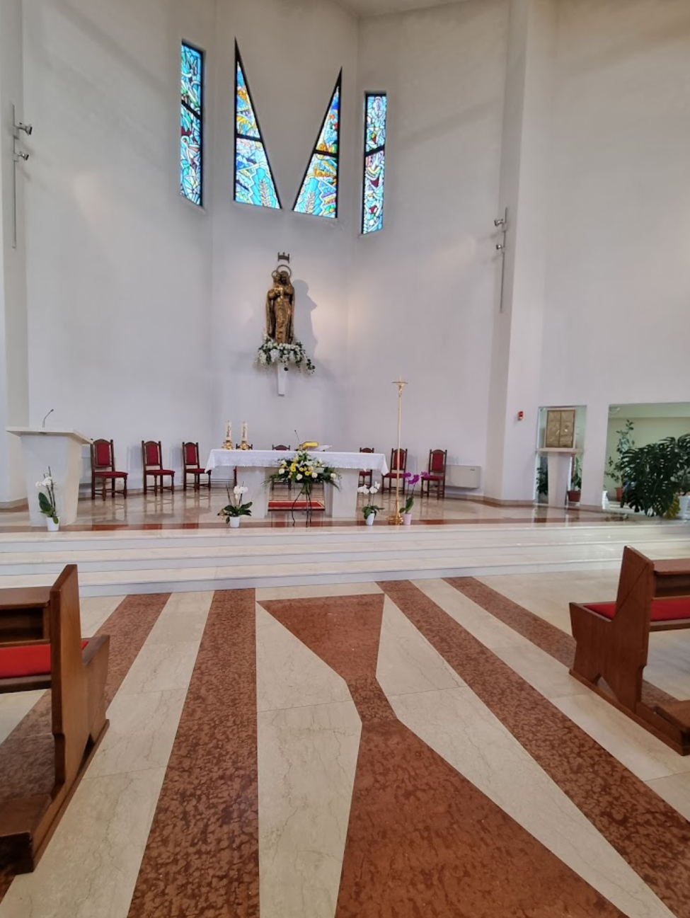 Zagreb, Gornja Dubrava - Župna crkva Blažene Djevice Marije (BDM) Kraljica mira - Boldogságos Szűz Mária, a Béke királynője-plébániatemplom