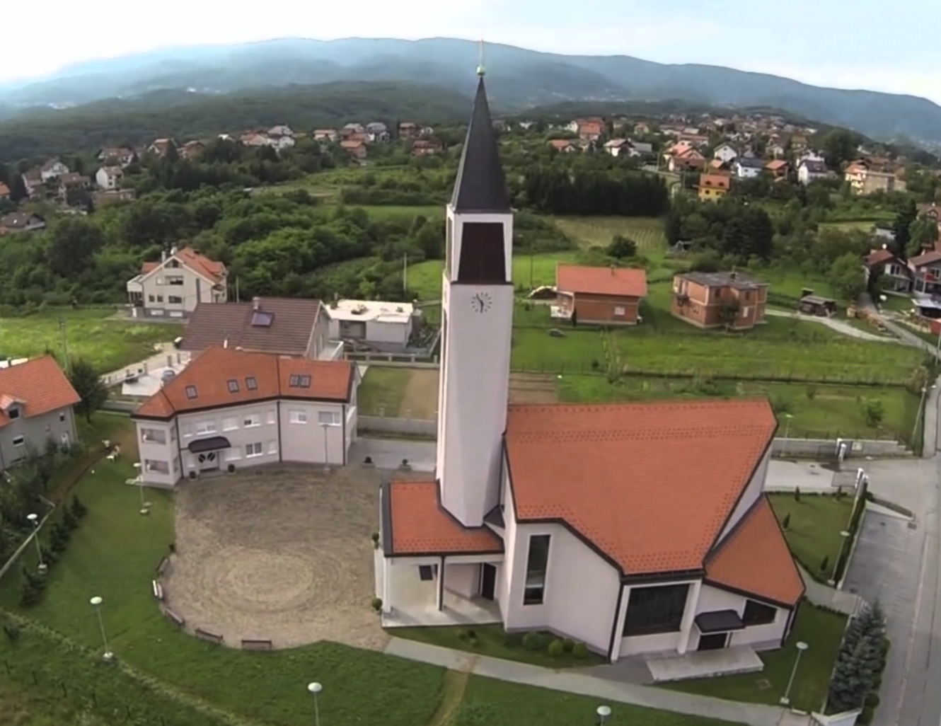 Zagreb, Gornja Dubrava - Župna crkva Blažene Djevice Marije (BDM) Kraljica mira - Boldogságos Szűz Mária, a Béke királynője-plébániatemplom