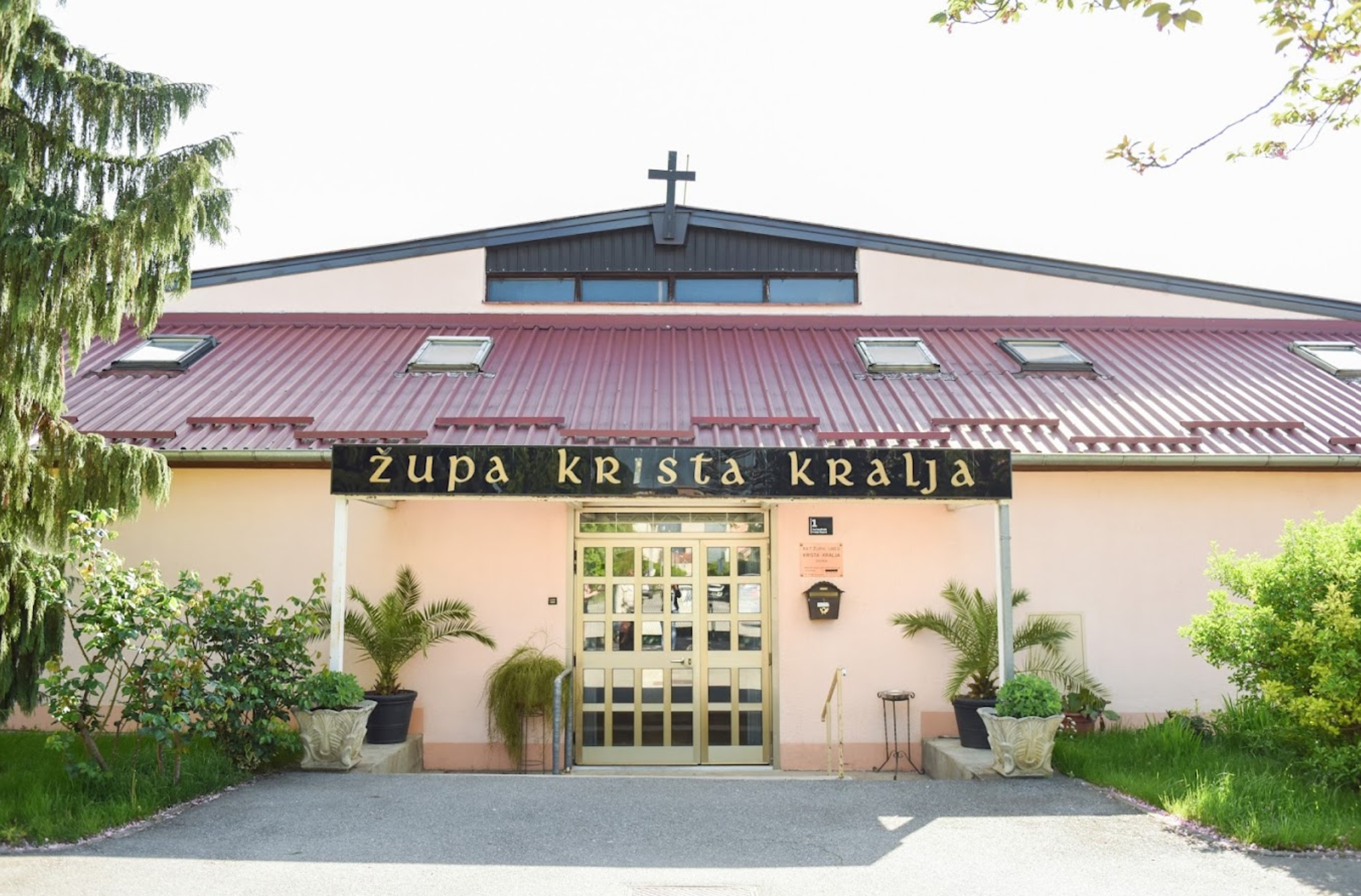 Zagreb, Trnje - Župna crkva Krista Kralja na Krugama - Krisztus kitály-plébániatemplom Kruge-ben