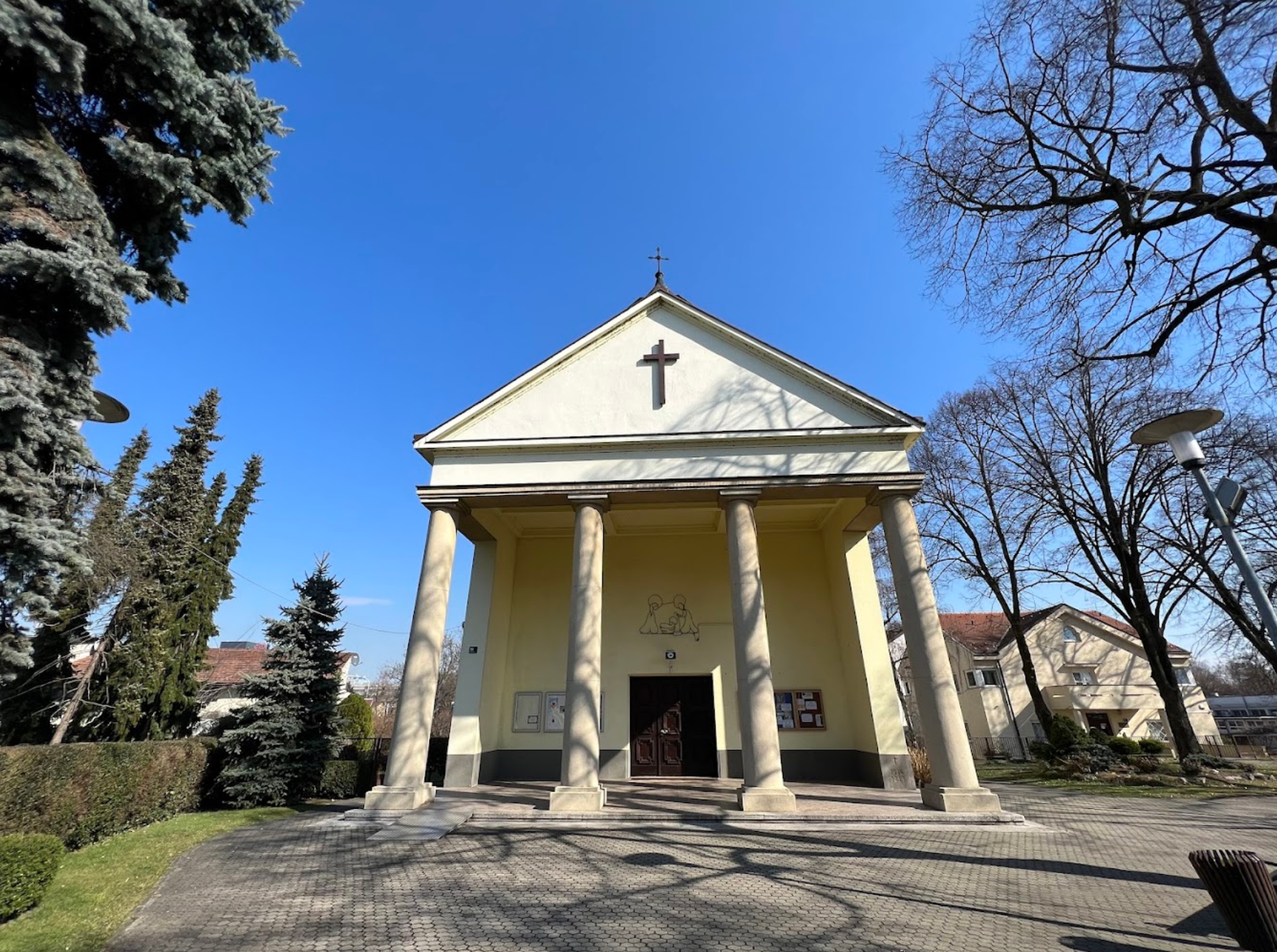 Zagreb, Trnje - Župna crkva Svete Obitelji - Szent Család-plébániatemplom