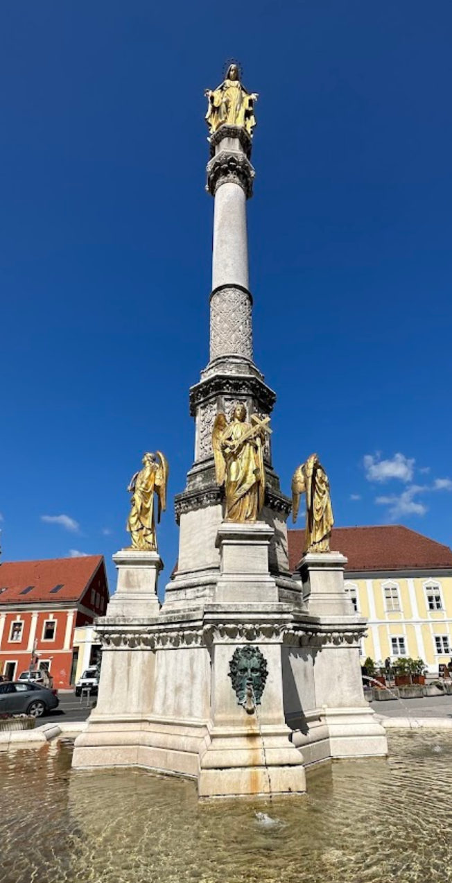 Zagreb, Gornji Grad - Pil blažene djevice Marije sa fontanom i 4 anđela ispred katedrale - Szűz Mária-oszlop szökőkúttal és 4 angyallal a székesegyház előtt