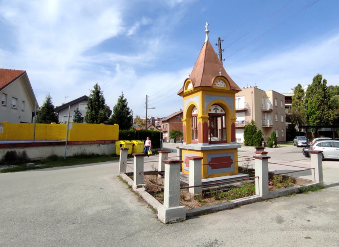 Zagreb, Novi Zagreb – istok - Poklonac sv. Antuna Padovanskog - Páduai Szent Antal-útikápolna, benne még Jézus szíve/Szűz Mária szíve-szobor és feszület