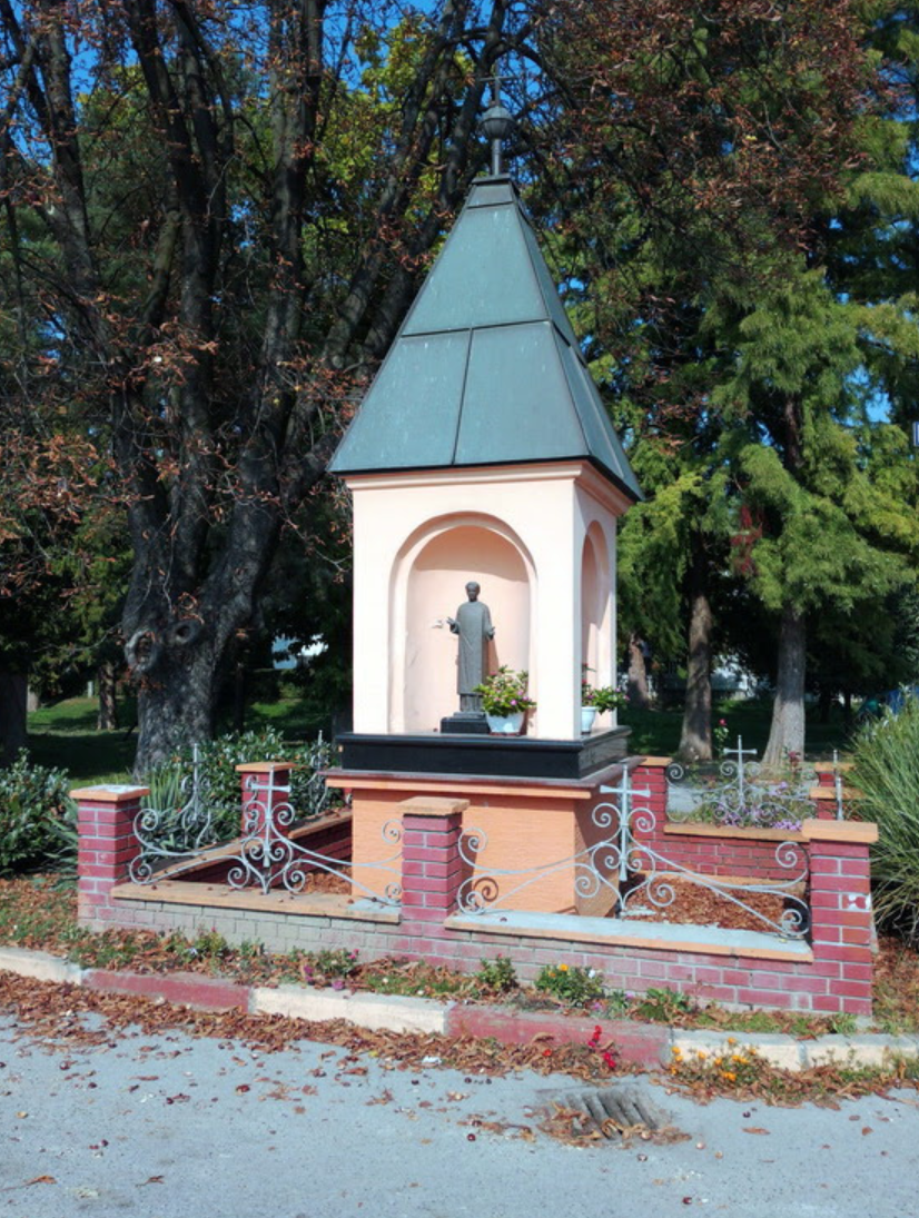 Zagreb, Novi Zagreb – istok - Poklonac - útikápolna fülkékben szobrok (3x) és feszület (1x)