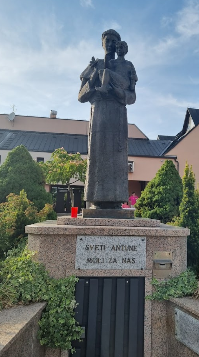 Zagreb, Sesvete - Župna crkva sv. Antun Padovanski - Páduai Szent Antal-plébániatemplom