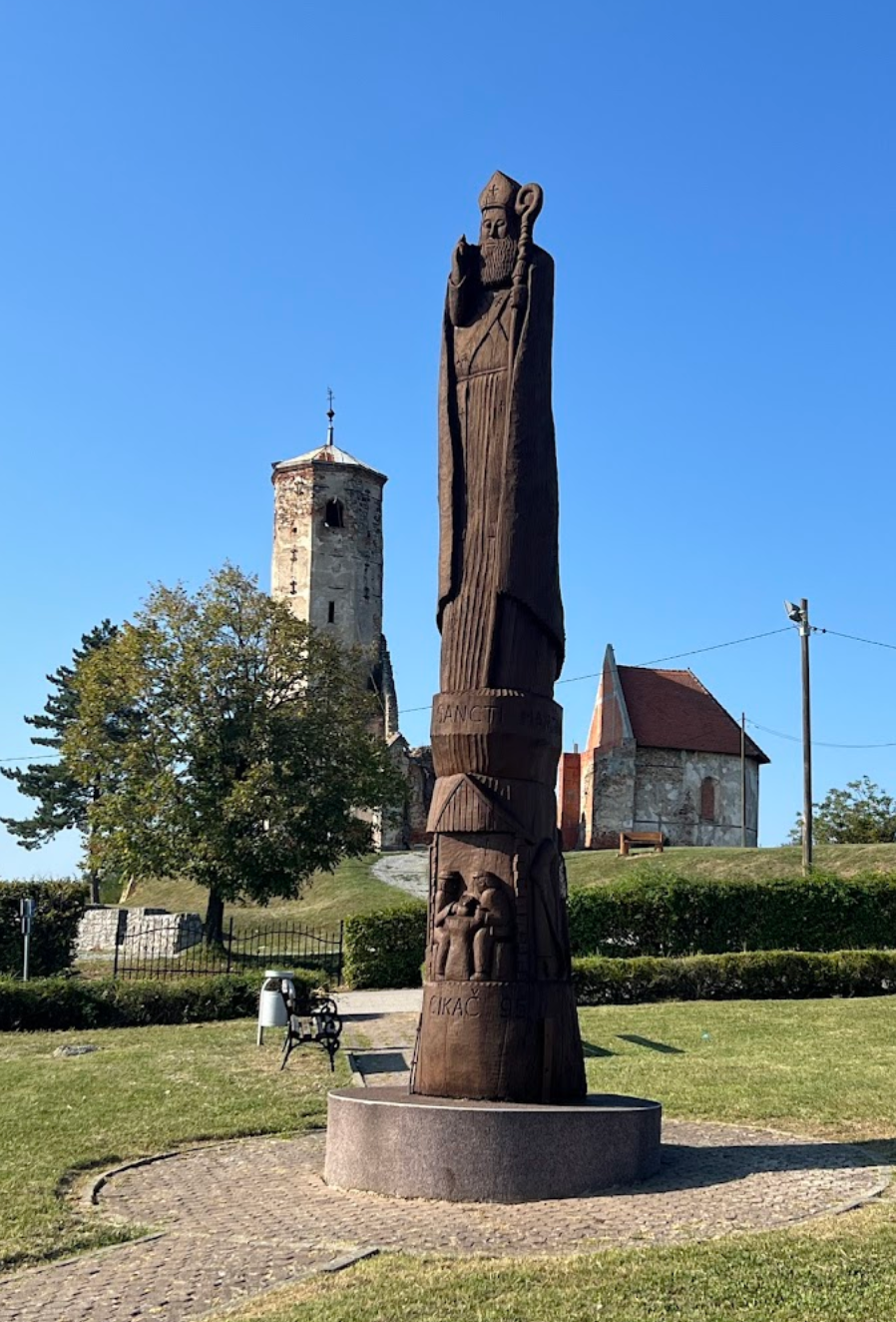 Prozorje - Statua sv. Martina - Szent Márton fából faragott szobra a romtemplom előtt