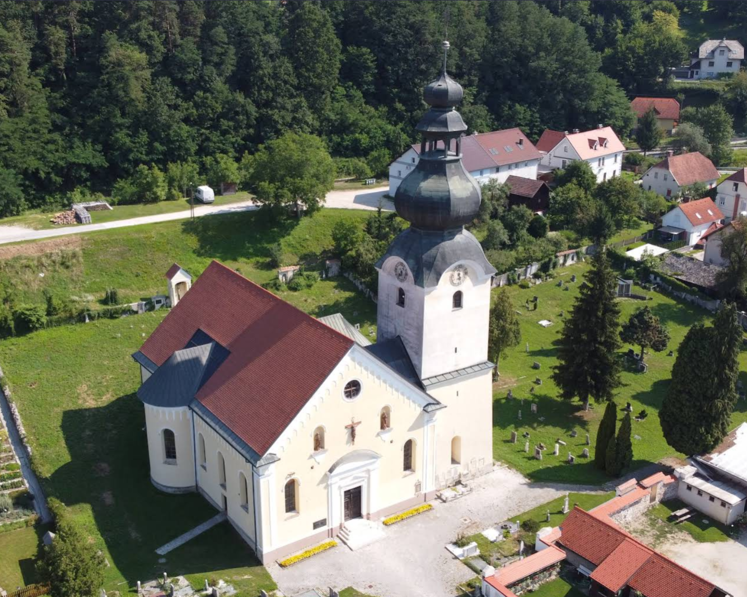 Prevalje - Župnijska cerkev sv. Marije Vnebovzete - Nagyboldogasszony-plébániatemplom