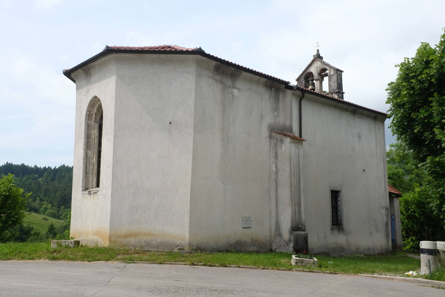 Predjama - Cerkev Žalostne Matere božja v Predjami (503 m) - Fájdalmas Szűzanya-templom