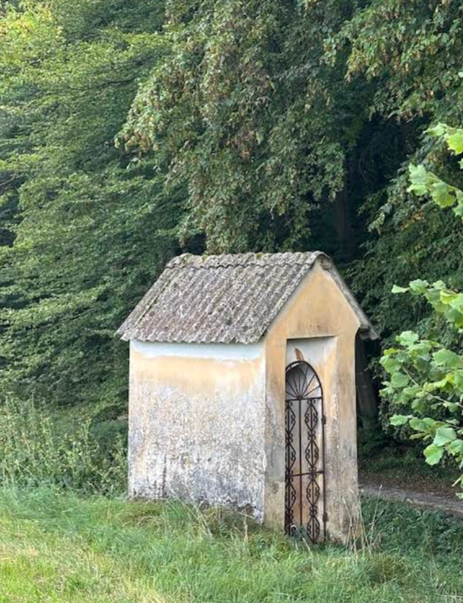 Lackova kapelica, fülkében Szűz Mária-szobor