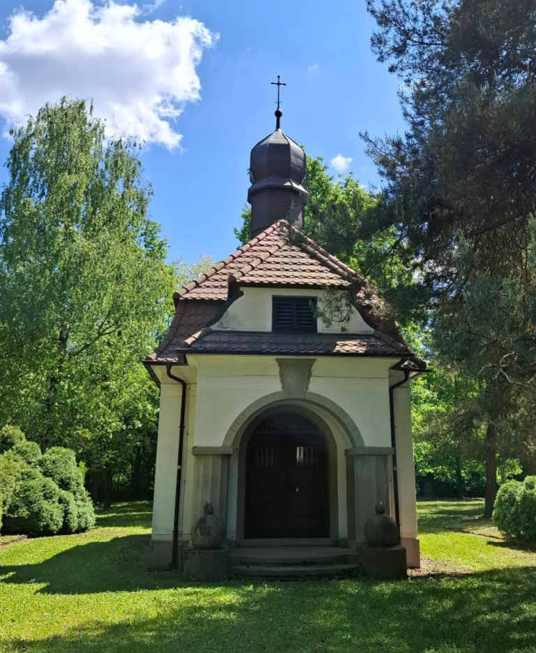 Kidričevo - Kapela Marije pomočnice, Vojaško pokopališče - Mária Keresztények Segítője-kápolna a katonai temetőben